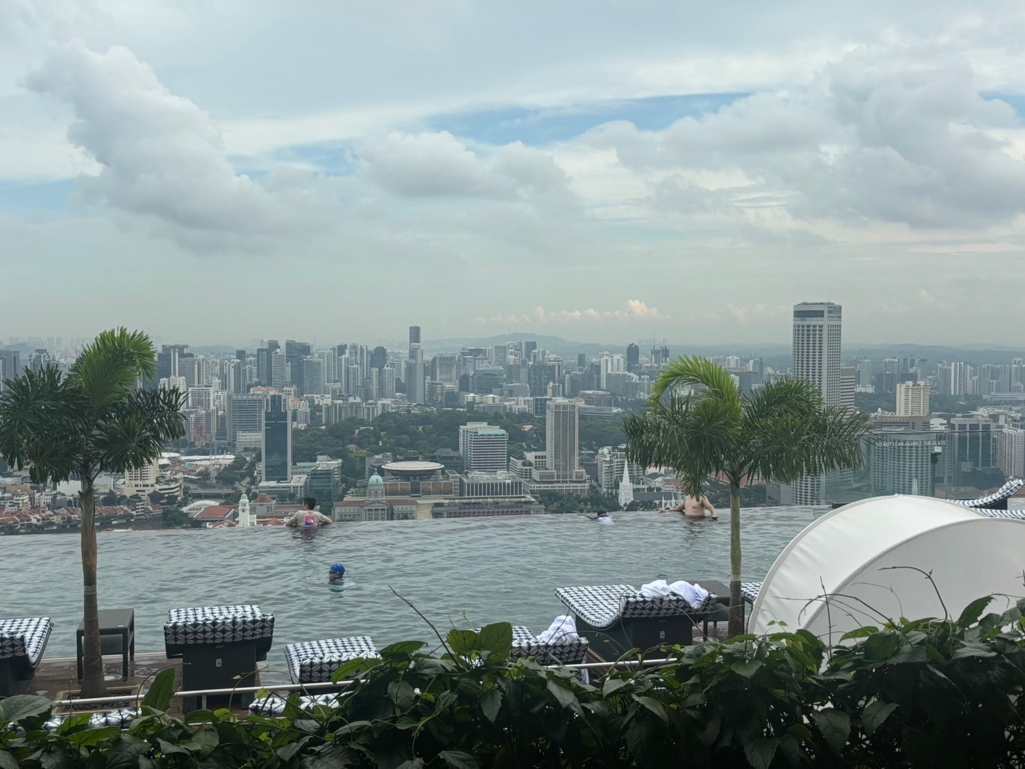 柯南、小蘭和基德曾經泡過的無邊際游泳池